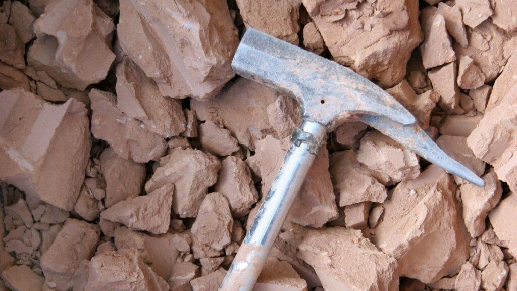 A claw hammer used for breaking slate pieces