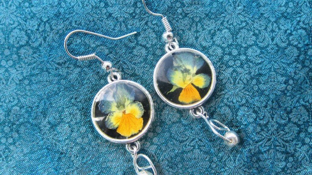 Jewelry made with resin and flower petals