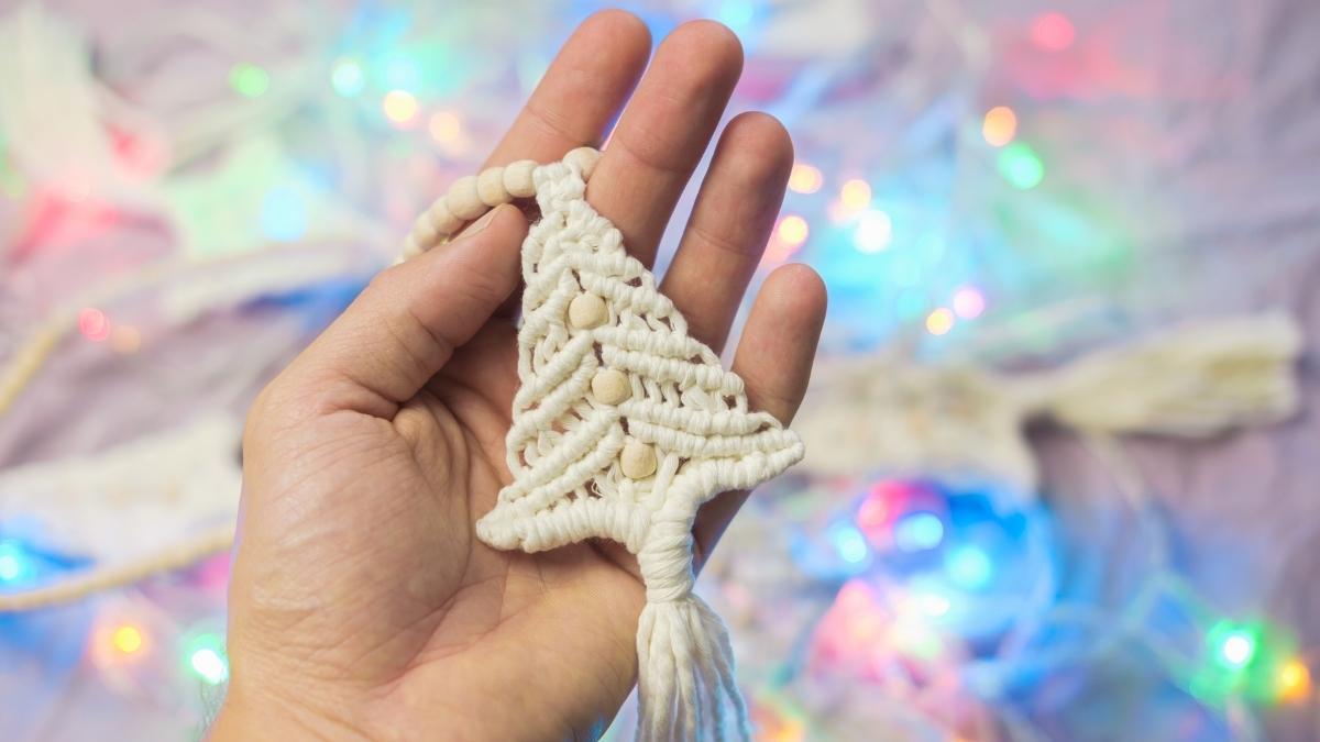 Crochet christmas decoraton with one hand