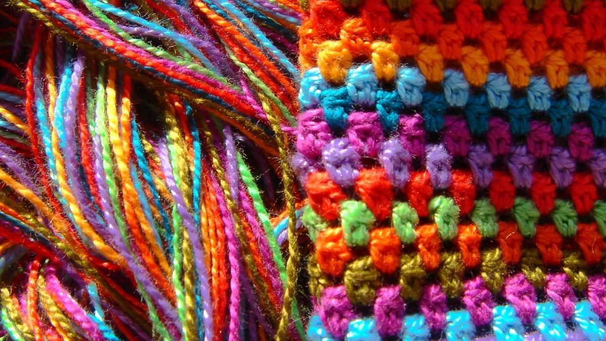Crochet pattern with changing colors